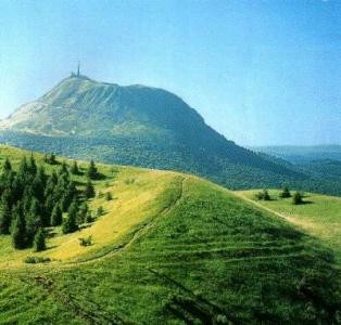 the-regional-natural-park-of-the-auvergne-volcanoes