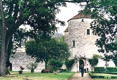 discover-saint-michel-de-montaigne-castel