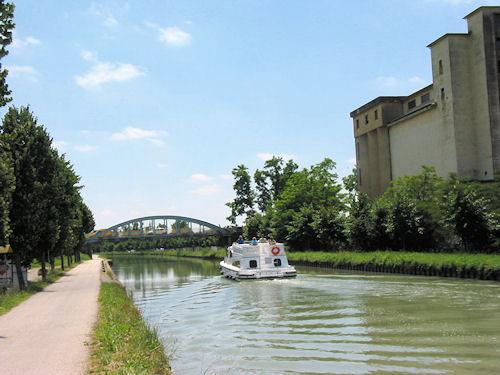 a-tour-on-the-lateral-canal