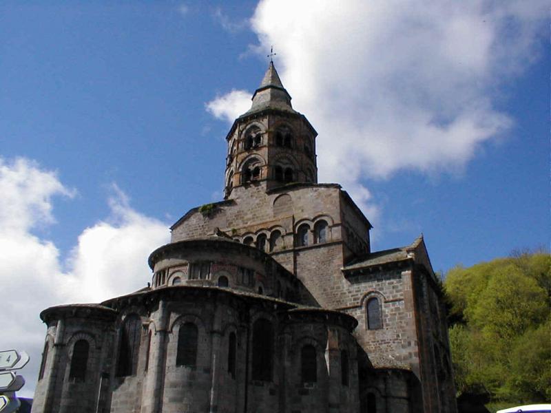 visit-of-the-orcival-romanesque-basilica