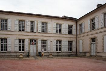 discover-the-town-hal-of-lectourre