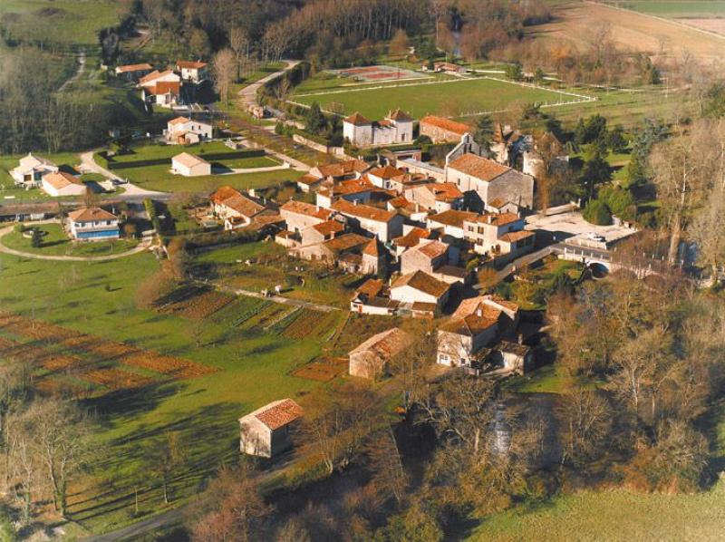 visit-feuillade-feuillade-village