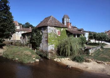 a-lively-village-in-provincial-france