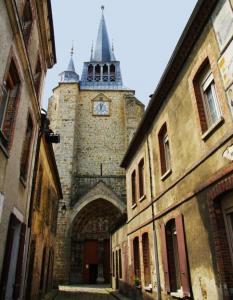 visit-the-church-notre-dame-de-villeneuve-l-archeveque